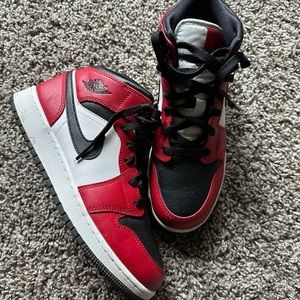 Air Jordan 1 Mid GS 'Chicago Black Toe'